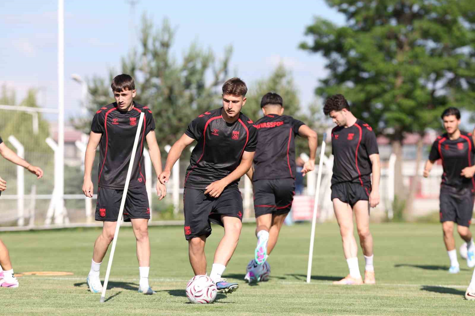 Sivasspor günü çift idmanla tamamladı 8 sivasspor gunu cift idmanla tamamladi 4 dYDl42dL