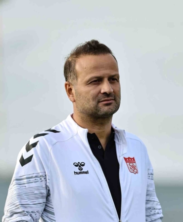 sivasspor-osman-zeki-korkmaz-ile-yollarini-ayiriyor-4XfFRRGH.jpg