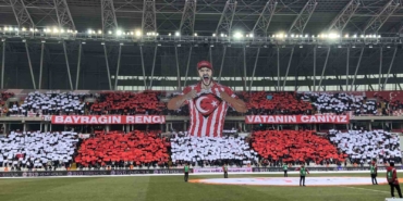 sivasspor-taraftarlarindan-turk-bayragi-koreografisi-mblEa3JZ.jpg