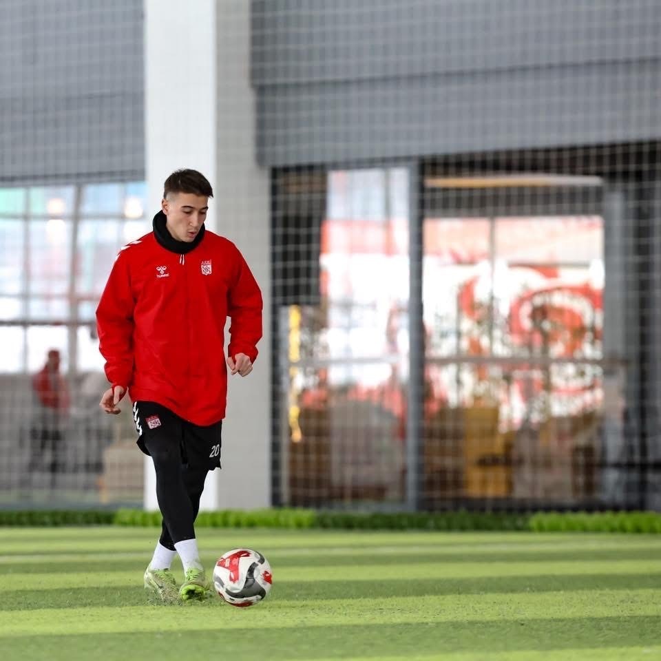 sivasspor yogun kar sebebiyle kapali sahada calisti 0 1WjcRWLg