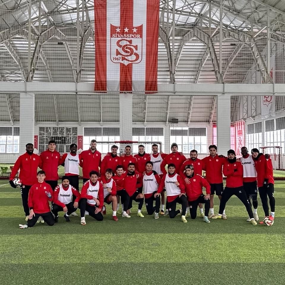 sivasspor yogun kar sebebiyle kapali sahada calisti 1 L2EF7JqN