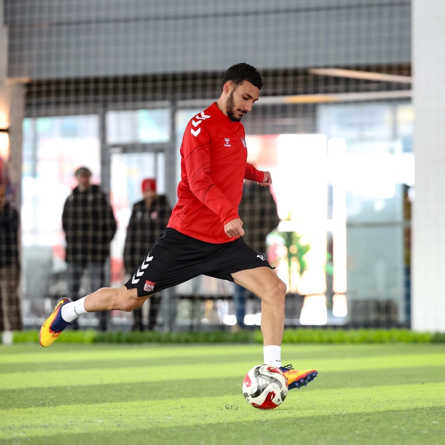 sivasspor yogun kar sebebiyle kapali sahada calisti 2 MNYUCvrO