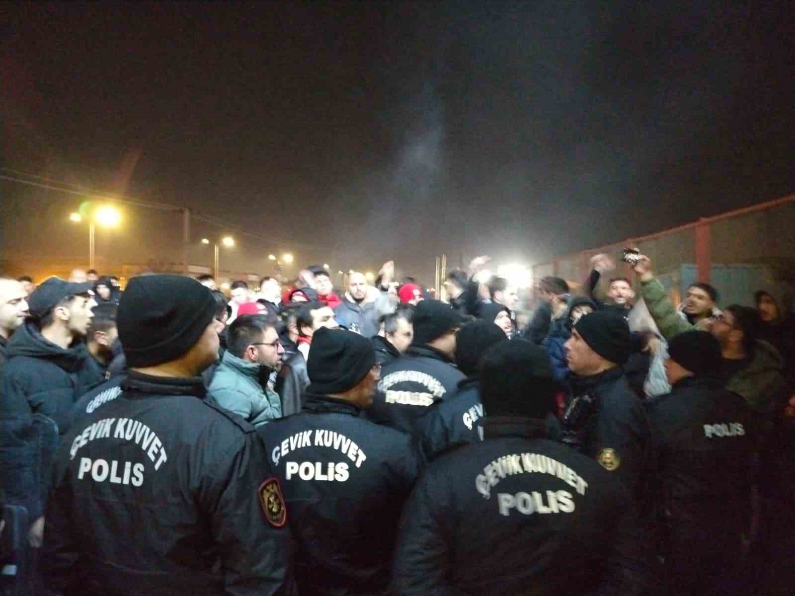 sivasspora taraftarlardan tesislerde protesto 1 w4mi6kTb