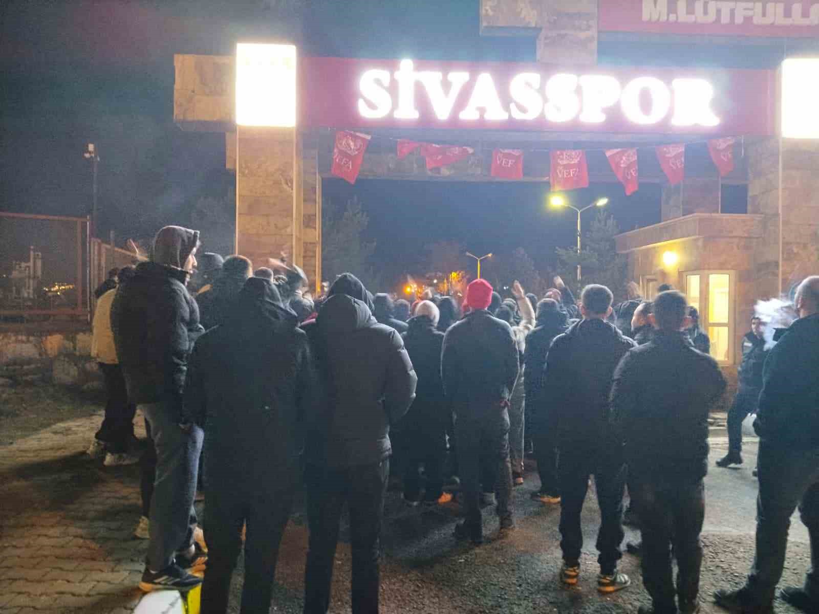 sivasspora taraftarlardan tesislerde protesto 2 hfhlTvEO