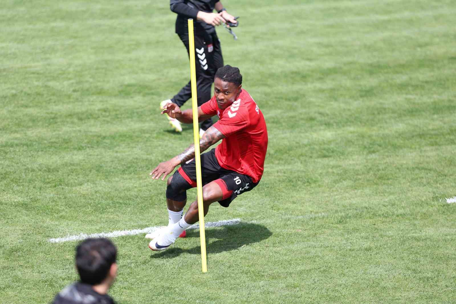 sivassporda corum fk mesaisi 0 VJLMwrY9