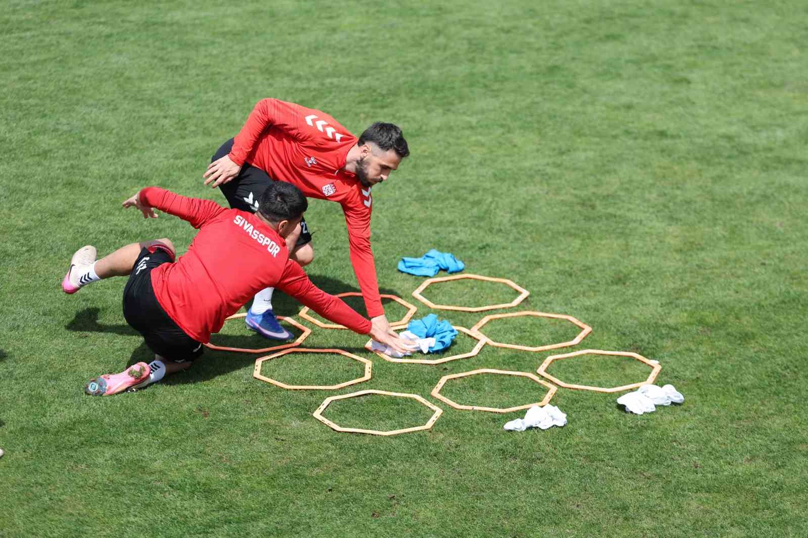 sivassporda corum fk mesaisi 3 LNUw8Mbu