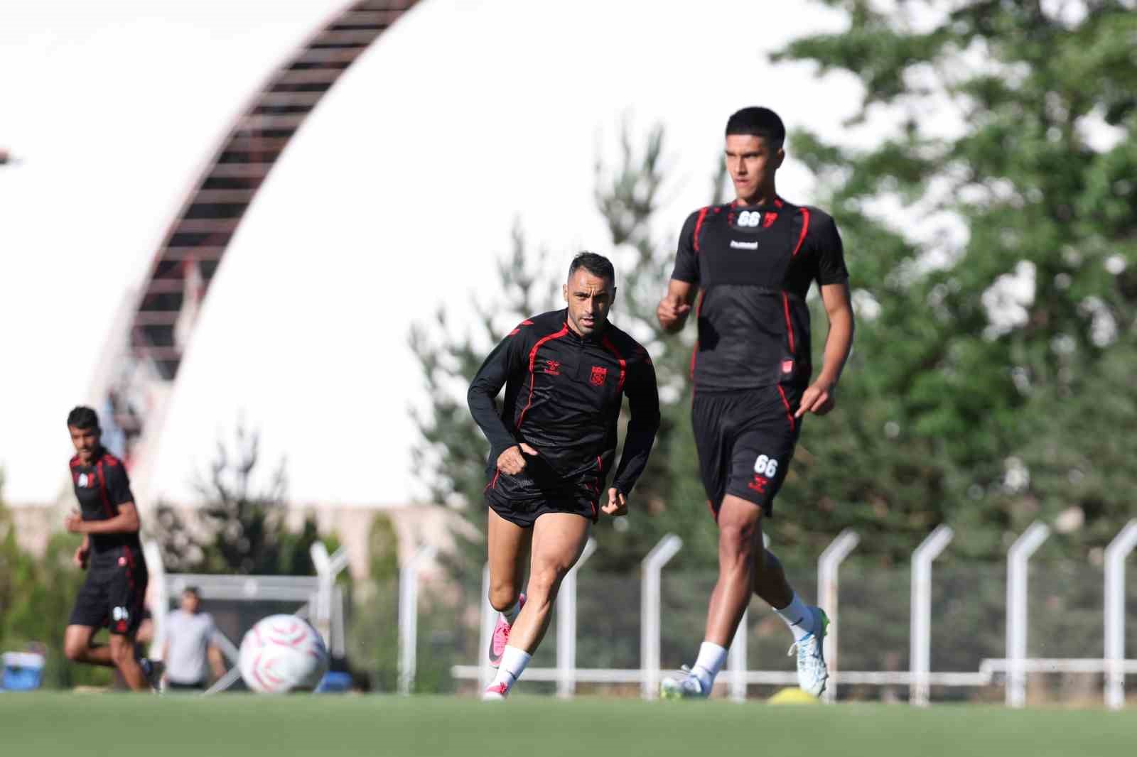 Sivasspor’da yeni sezon hazırlıkları tam gaz 6 sivassporda yeni sezon hazirliklari tam gaz 2 5l4sqrmN