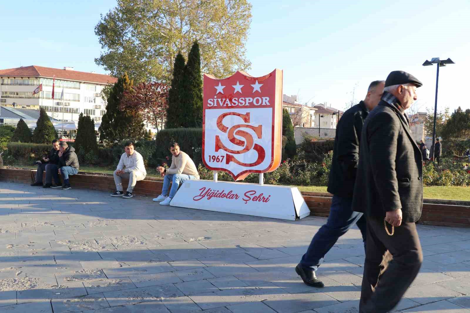 sivassporlu futbolcu kacti sosyal medya karisti 1 mFmbsZOA