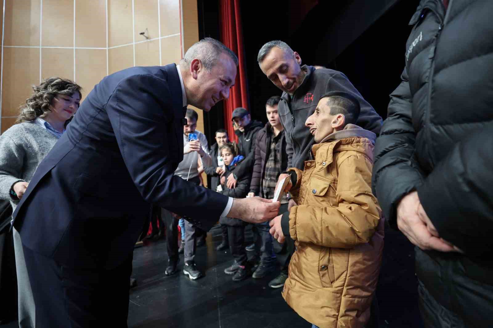 sivasta 100 ozel cocuga akilli takip cihazi dagitildi 3 ptHuL89U