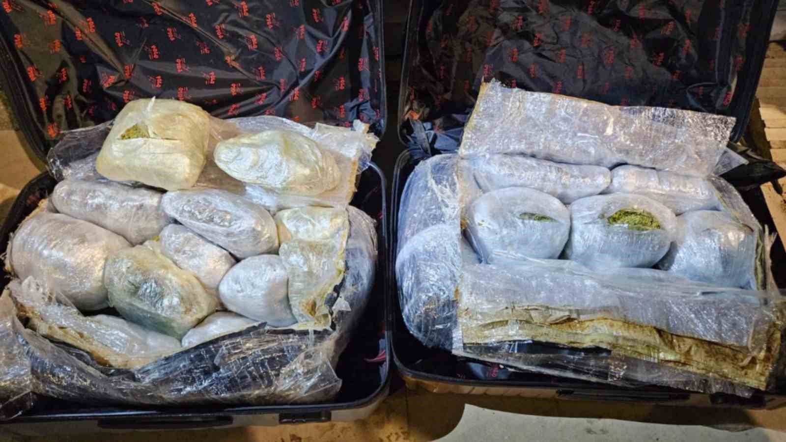 sivasta 12 kilo uyusturucu ele gecirildi 2 tutuklama 2 27mea5SV