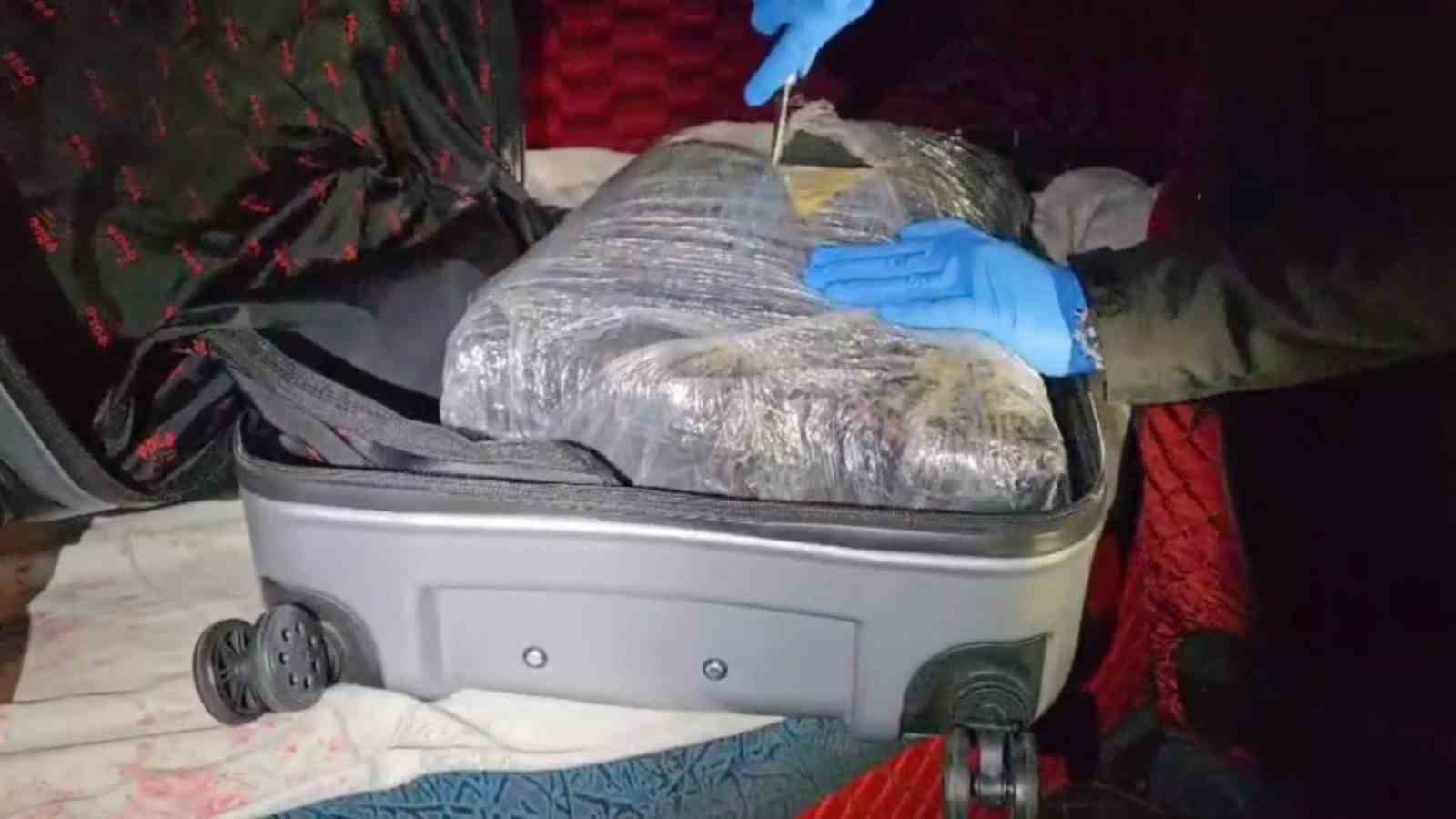 sivasta 12 kilo uyusturucu ele gecirildi 2 tutuklama 3 B2RKL6UM