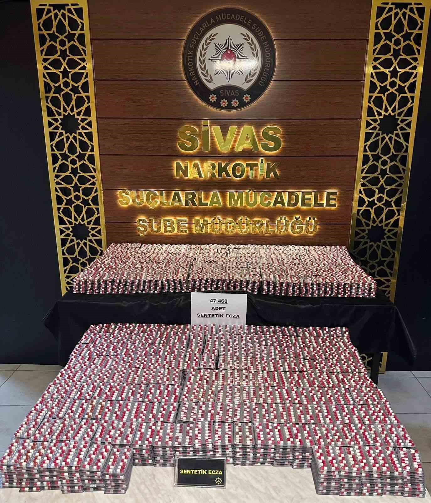 Sivas’ta 133 bin 840 adet uyuşturucu hapla yakalanan zanlılardan biri tutuklandı 4 sivasta 133 bin 840 adet uyusturucu hapla yakalanan zanlilardan biri tutuklandi 0 qOOwp72r