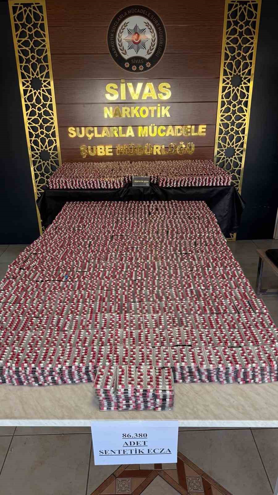 Sivas’ta 133 bin 840 adet uyuşturucu hapla yakalanan zanlılardan biri tutuklandı 5 sivasta 133 bin 840 adet uyusturucu hapla yakalanan zanlilardan biri tutuklandi 1 SM3Igmyr