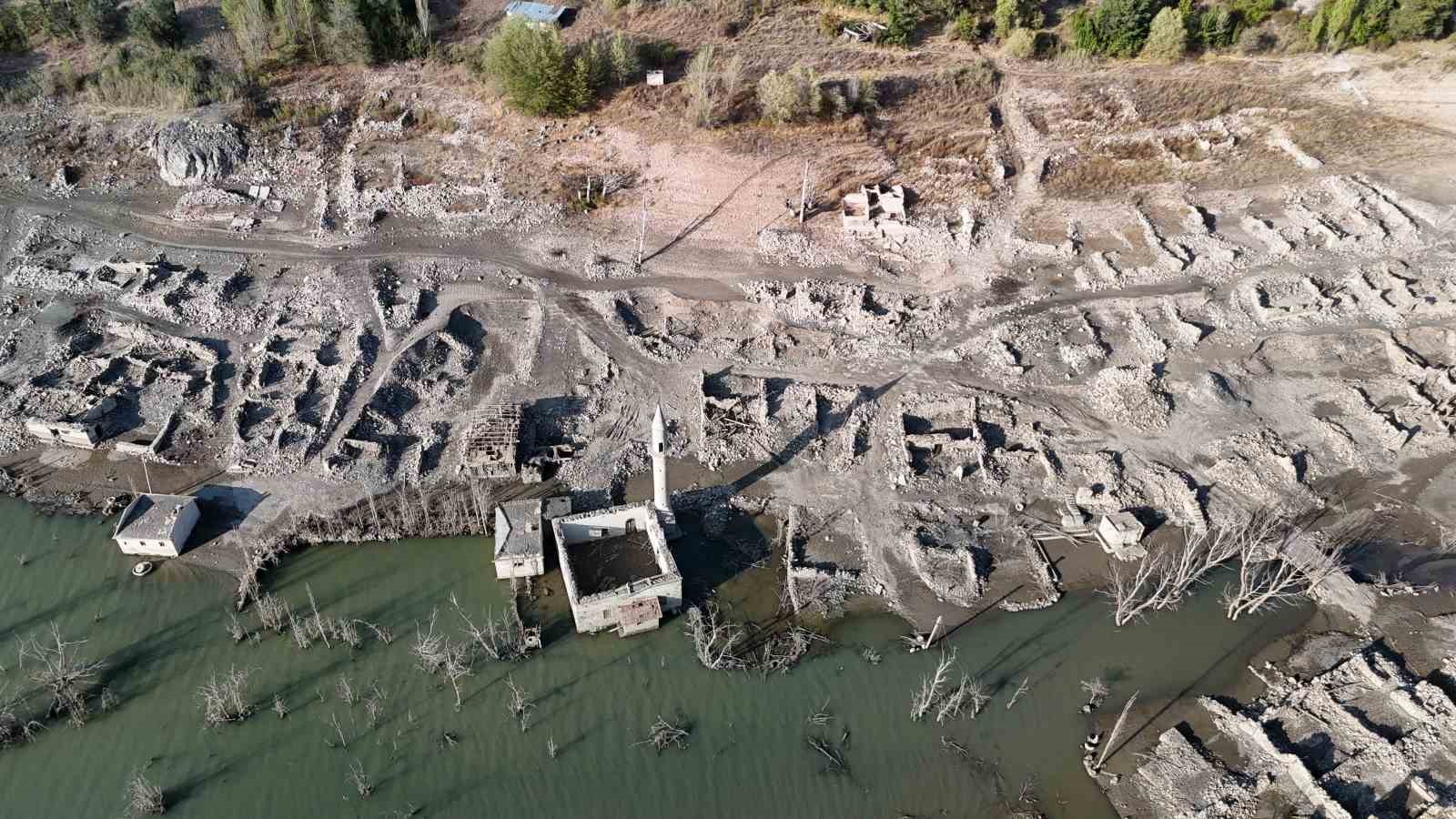 Sivas’ta 14 yıl sonra su yüzeyine çıkan köy yeniden sulara gömüldü 9 sivasta 14 yil sonra su yuzeyine cikan koy yeniden sulara gomuldu 5 GsjleJ7U