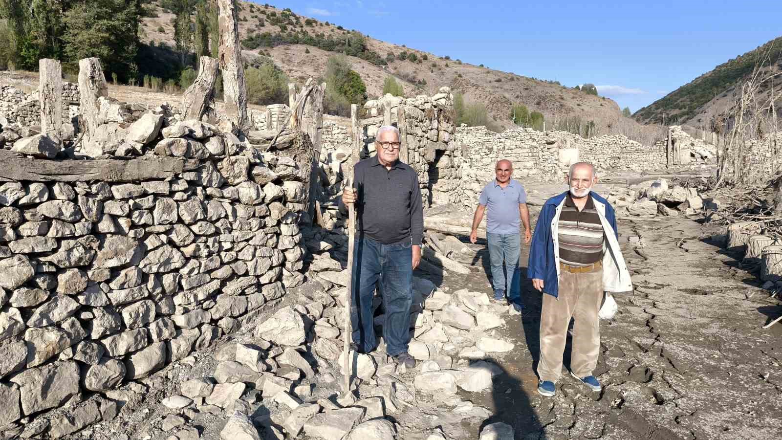 Sivas’ta 14 yıl sonra su yüzeyine çıkan köy yeniden sulara gömüldü 10 sivasta 14 yil sonra su yuzeyine cikan koy yeniden sulara gomuldu 6 375K2gB9