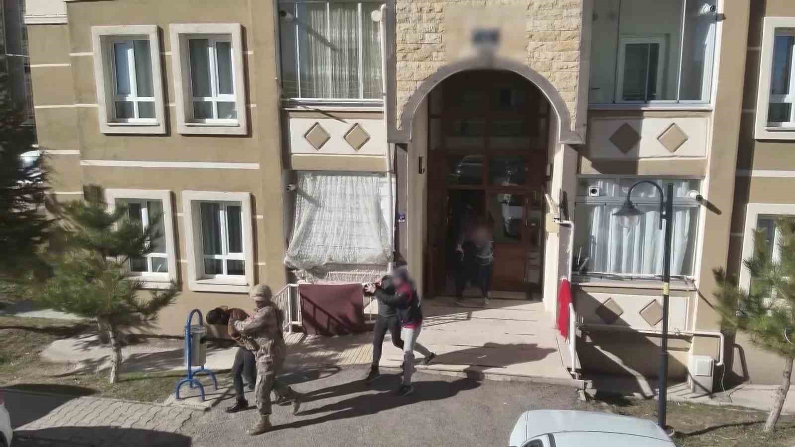 sivasta 2 firari hukumlu yakalanarak cezaevine gonderildi 2 N6IrHV7K