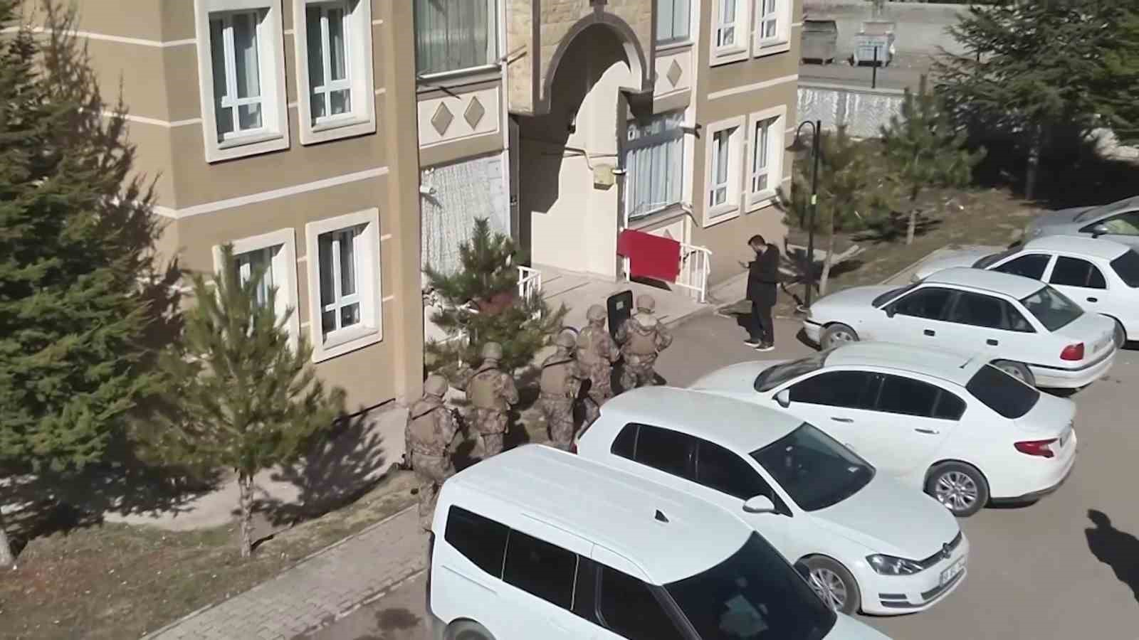 sivasta 2 firari hukumlu yakalanarak cezaevine gonderildi 4