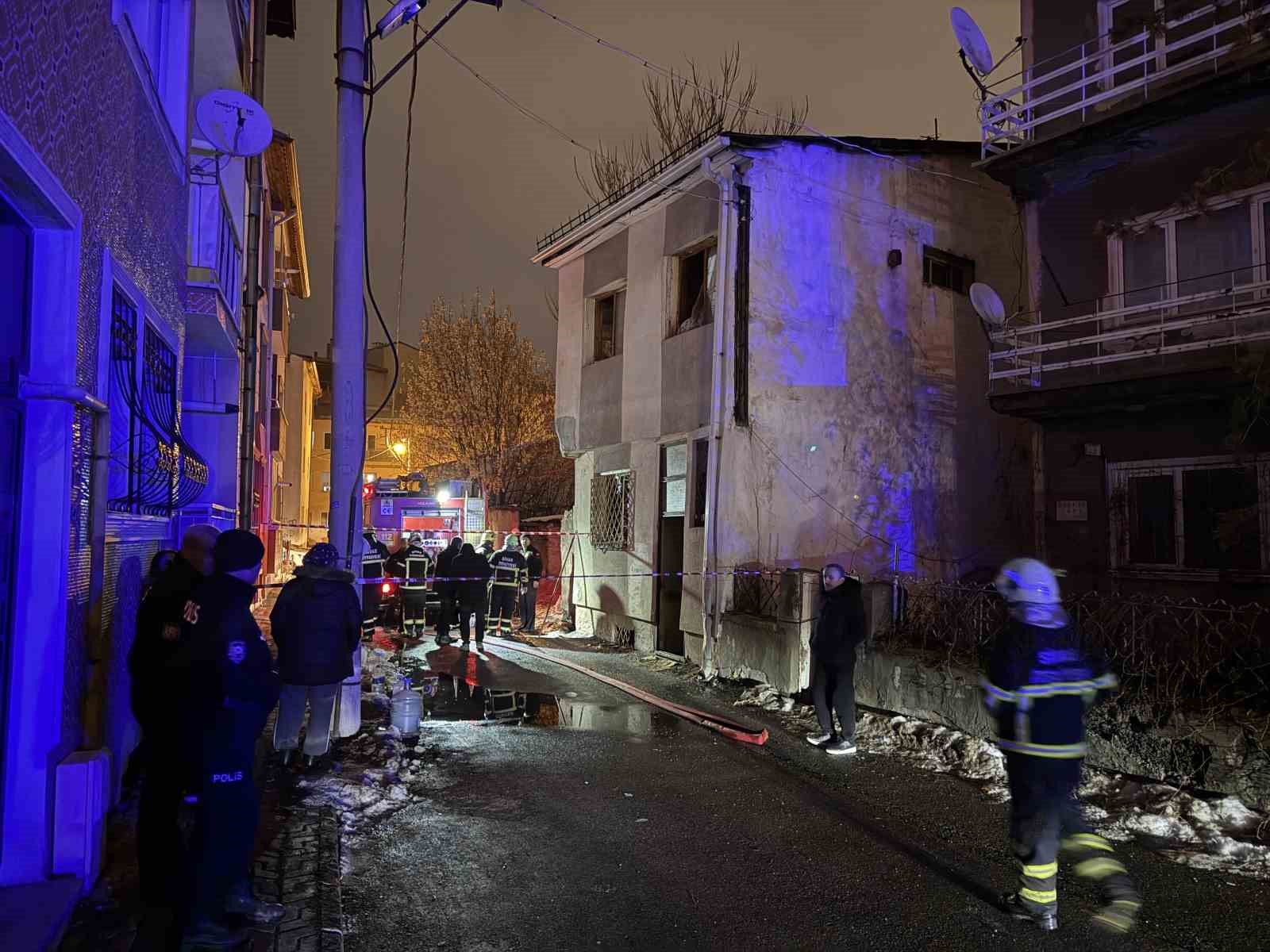 sivasta 2 katli evde cikan yanginda 26 kedi telef oldu 2 FB2BHL5c