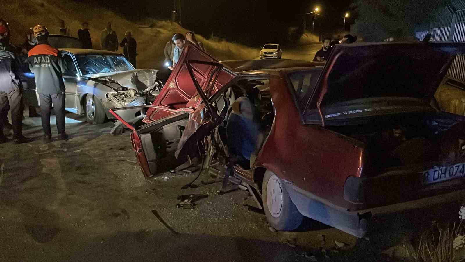 Sivas’ta 2 otomobil kafa kafaya çarpıştı: 6 yaralı 4 sivasta 2 otomobil kafa kafaya carpisti 6 yarali 0 hnymDWFp