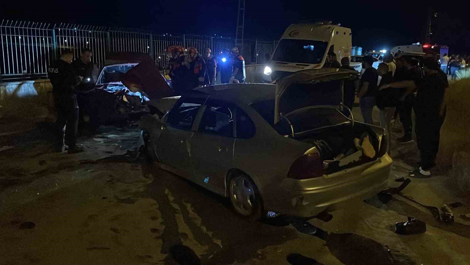 Sivas’ta 2 otomobil kafa kafaya çarpıştı: 6 yaralı 9 sivasta 2 otomobil kafa kafaya carpisti 6 yarali 5 Oyy2BnU3