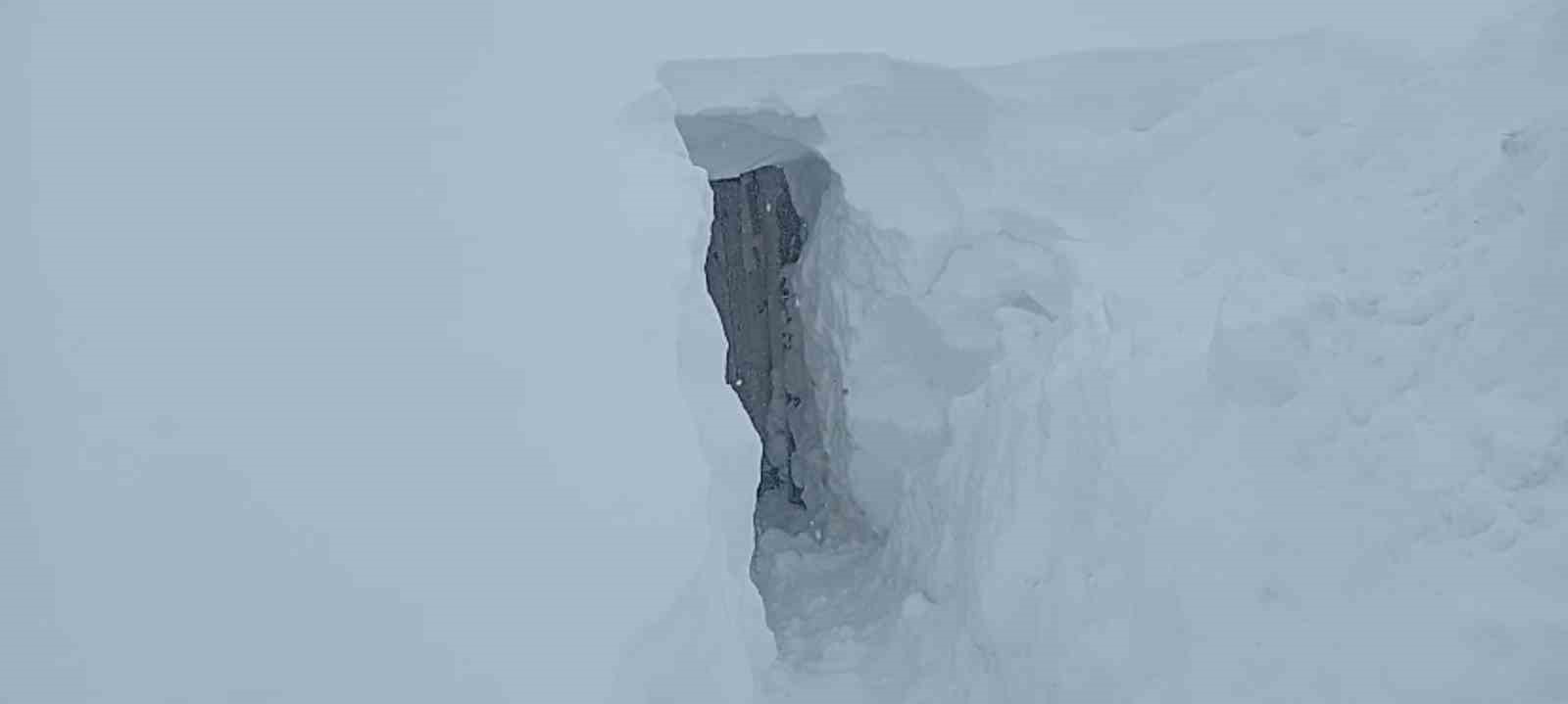 Sivas’ta 3 metre kar yağdı, hayvanlarının bulunduğu ahırın kapısını bulamadı 5 sivasta 3 metre kar yagdi hayvanlarinin bulundugu ahirin kapisini bulamadi 1 O74NsfKk