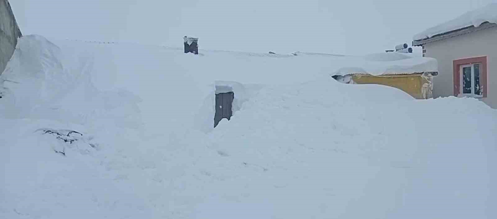 Sivas’ta 3 metre kar yağdı, hayvanlarının bulunduğu ahırın kapısını bulamadı 6 sivasta 3 metre kar yagdi hayvanlarinin bulundugu ahirin kapisini bulamadi 2 aE3ptH4r
