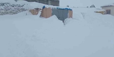 sivasta-3-metre-kar-yagdi-hayvanlarinin-bulundugu-ahirin-kapisini-bulamadi-EPdSwFbe.jpg
