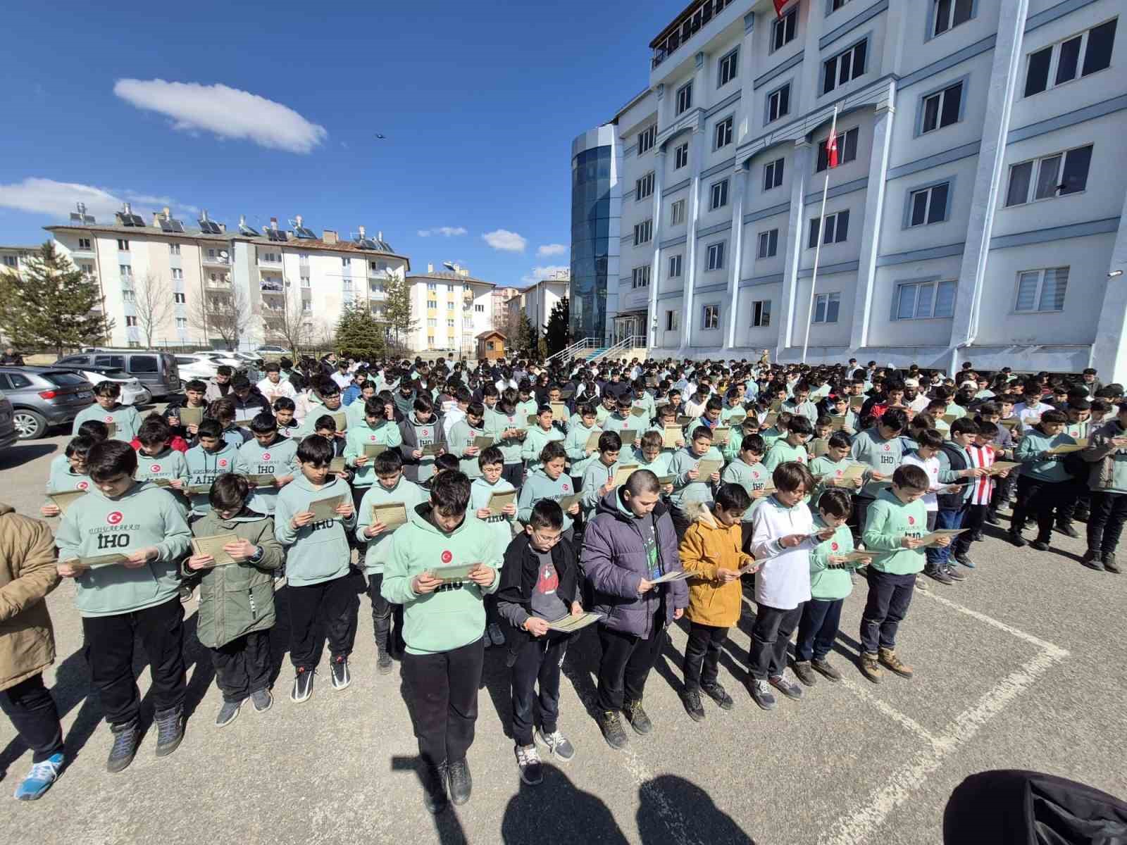 sivasta 302 genc ayni anda kuran i kerimi hatim etti 1 UL8gSLzJ
