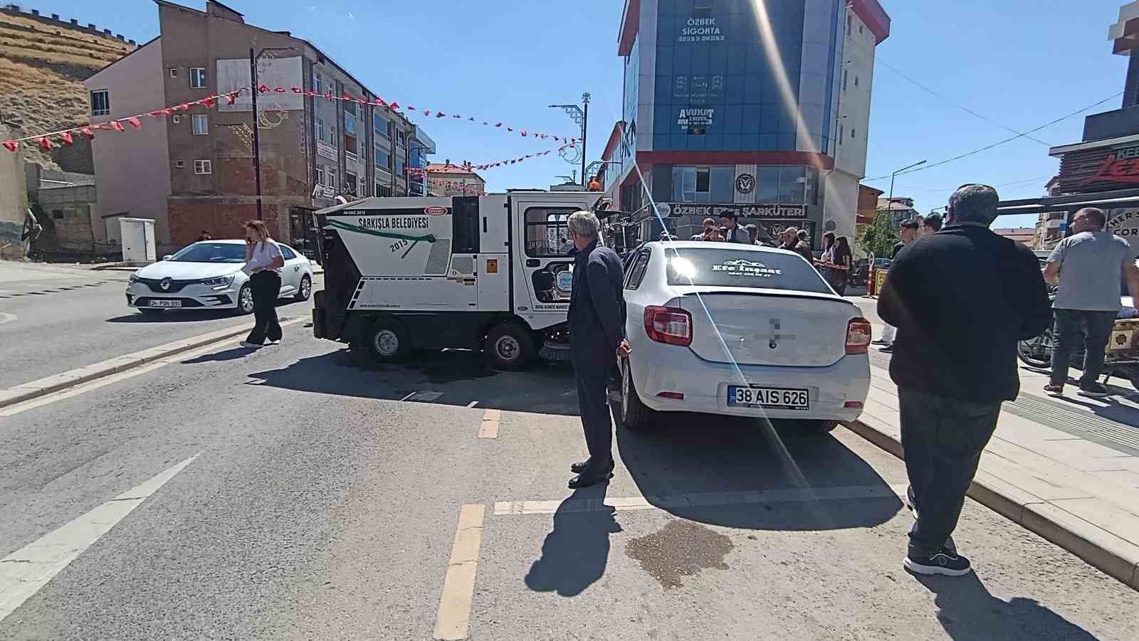 sivasta 4 aracli zincirleme kaza 1 yarali 1 MwWl1kvU