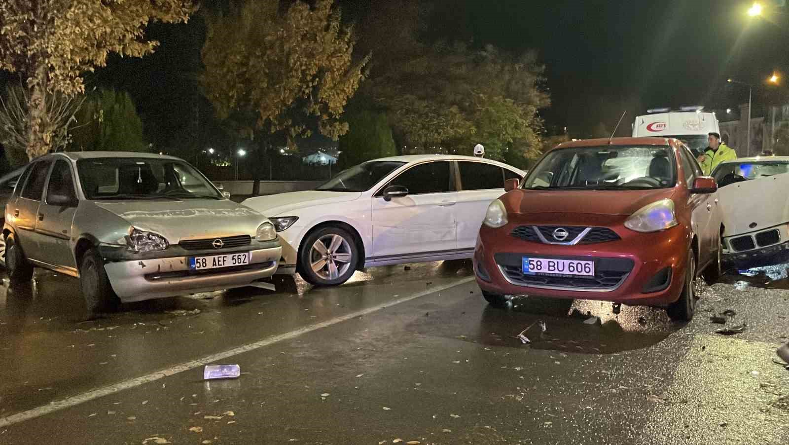 sivasta 5 arac birbirine girdi 1 kisi yaralandi 4 Ekzi4fzT