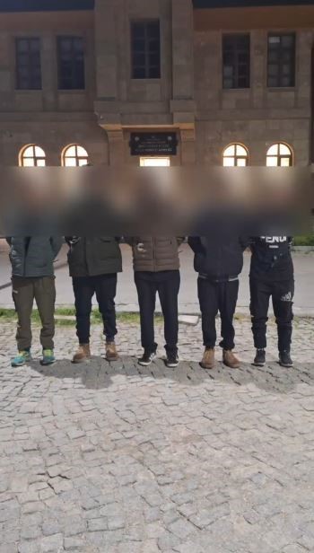 Sivas’ta 8 düzensiz göçmen yakalandı, 3 kişi tutuklandı 4 sivasta 8 duzensiz gocmen yakalandi 3 kisi tutuklandi 0 Xp7ZEH4g