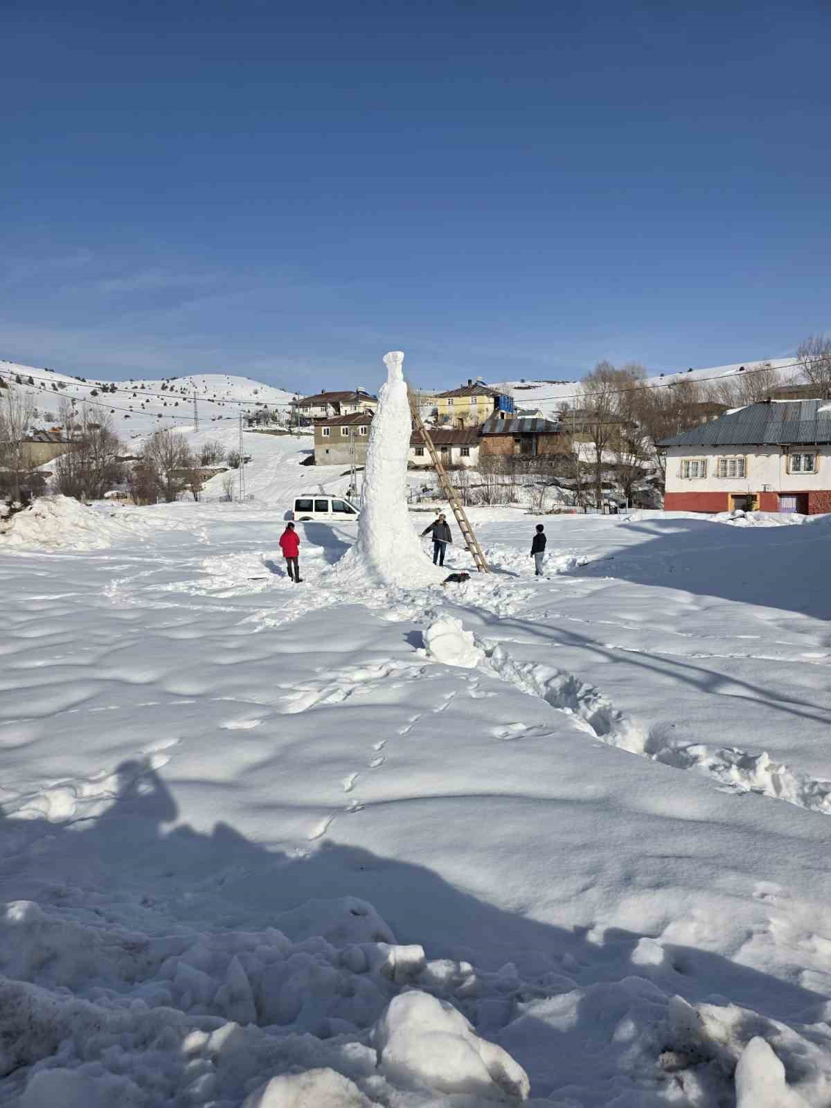 Sivas’ta 8 metre uzunluğundaki kardan adam kuleyi andırdı 6 sivasta 8 metre uzunlugundaki kardan adam kuleyi andirdi 2