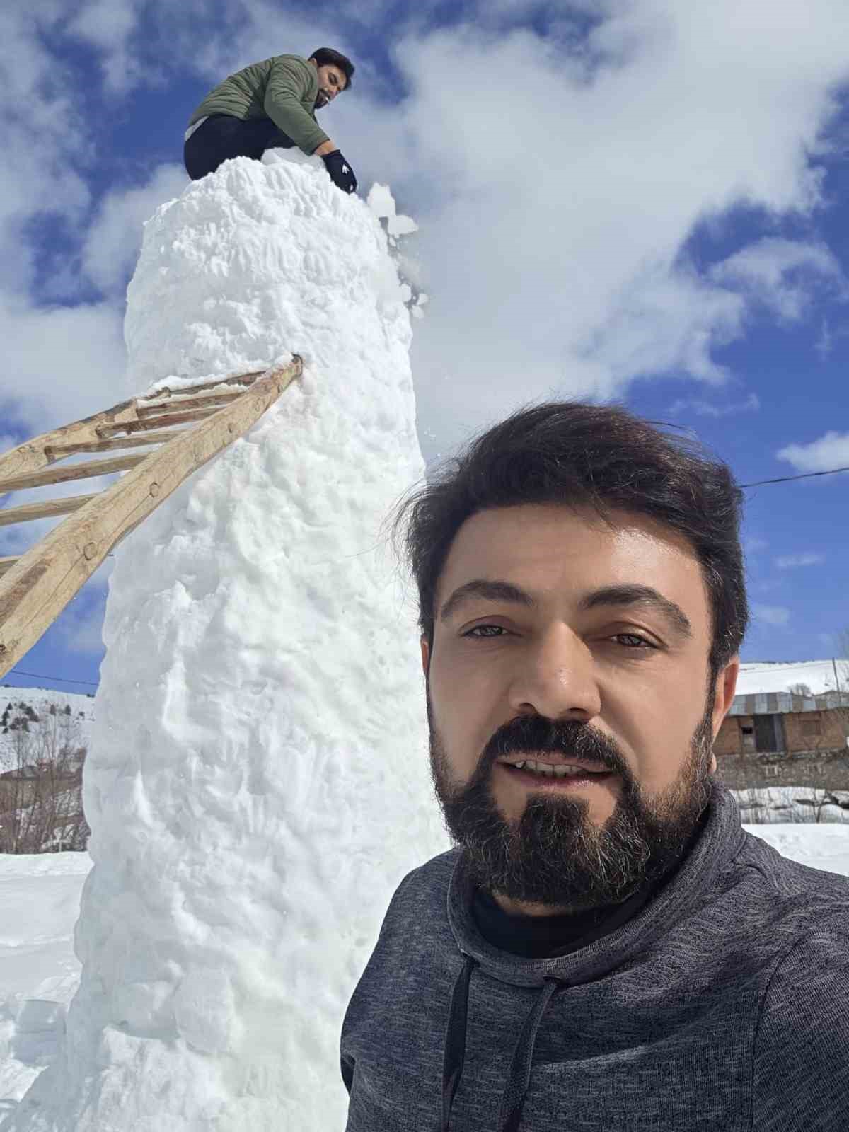 Sivas’ta 8 metre uzunluğundaki kardan adam kuleyi andırdı 8 sivasta 8 metre uzunlugundaki kardan adam kuleyi andirdi 4 cJpbSfSd