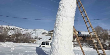 sivasta-8-metre-uzunlugundaki-kardan-adam-kuleyi-andirdi-pdr8JAHr.jpg