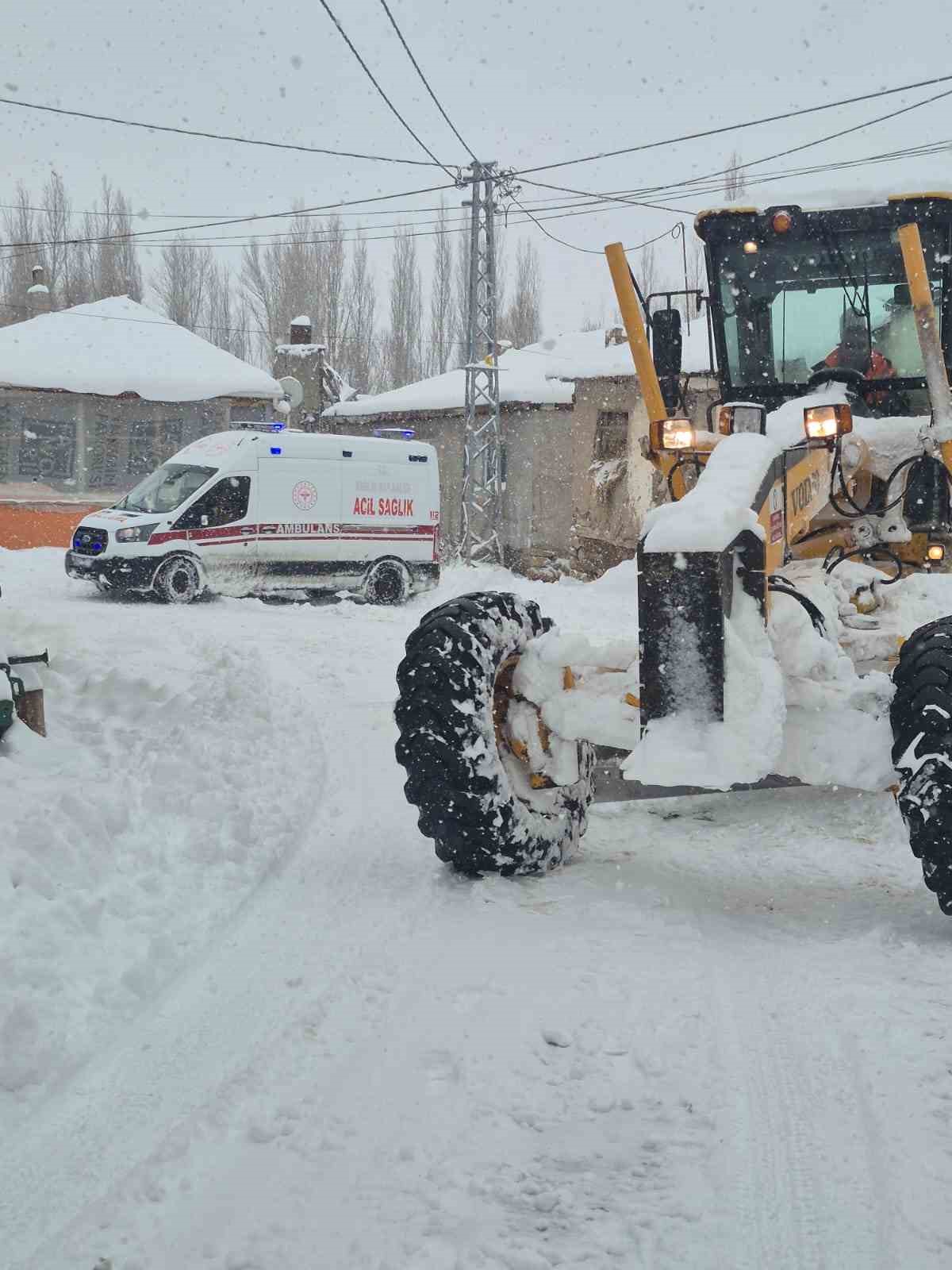 sivasta 850e yakin koy yolu arac ulasimina kapandi 1 RUBSfaYh