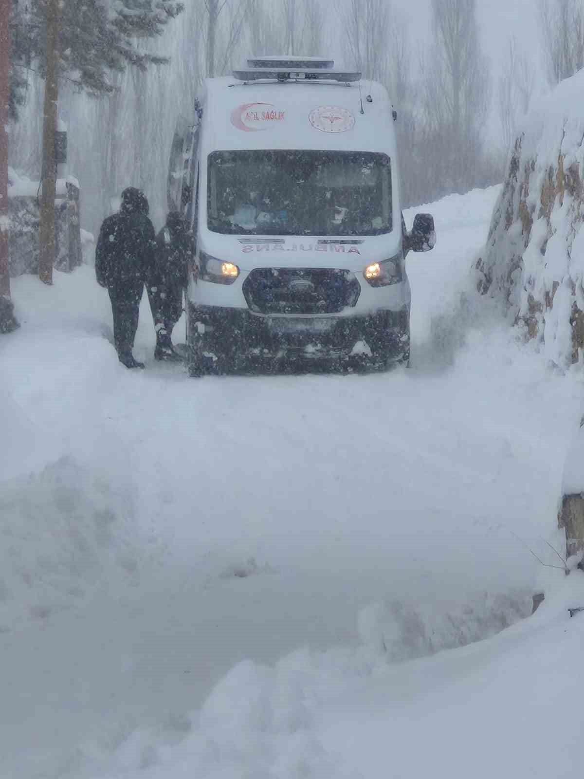 sivasta 850e yakin koy yolu arac ulasimina kapandi 2 tFRvzifR