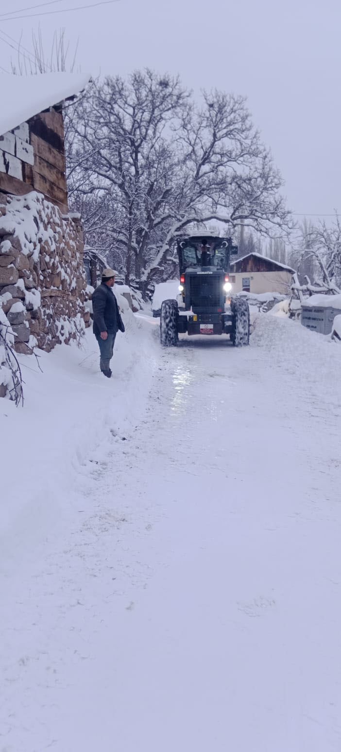 sivasta 850e yakin koy yolu arac ulasimina kapandi 3 lAgniVcl