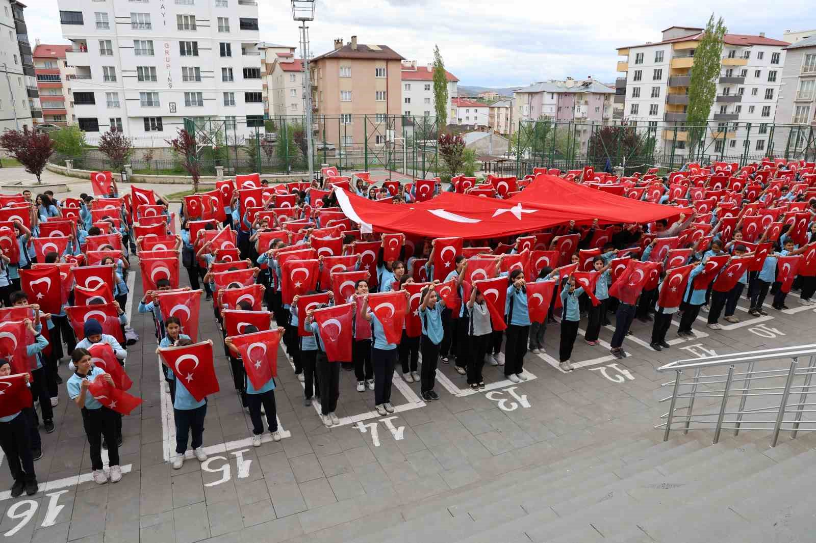 sivasta 900 ogrenci eszamanli hareket etti hep bir agizdan feda turkiyem dedi 6 cVJgMw88