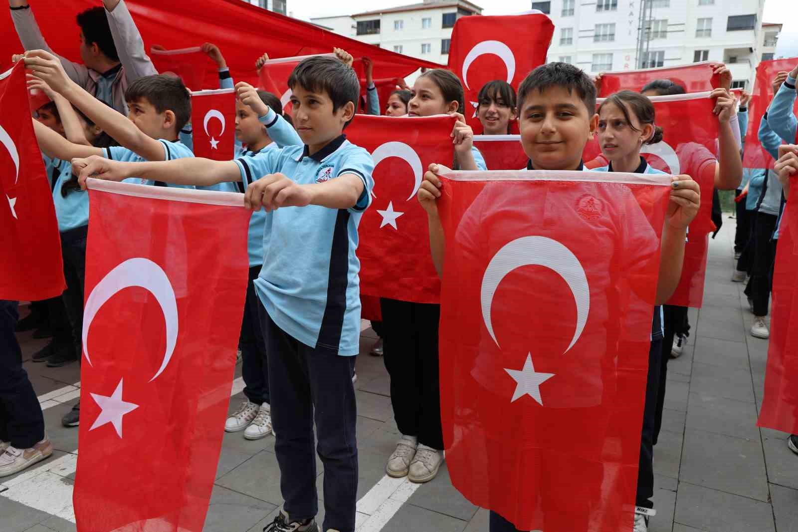 sivasta 900 ogrenci eszamanli hareket etti hep bir agizdan feda turkiyem dedi 7 ZcKKIBgf