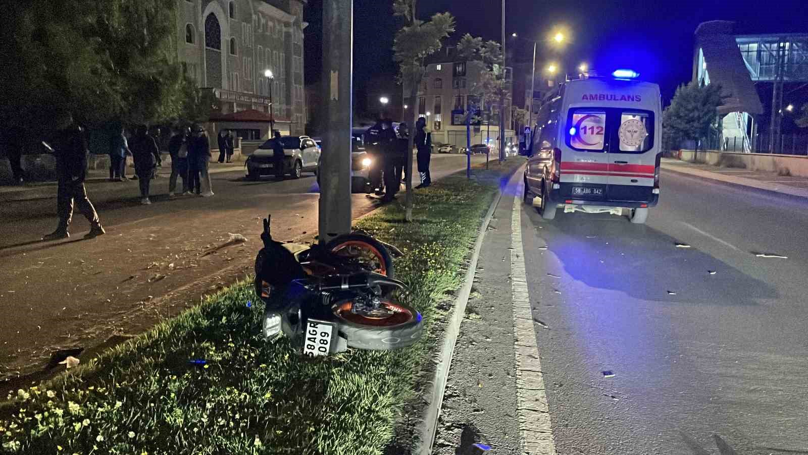 sivasta aydinlatma diregine carpan motosikletteki 2 kisi yola savruldu 2 agir yarali 2 3TNUK5nF