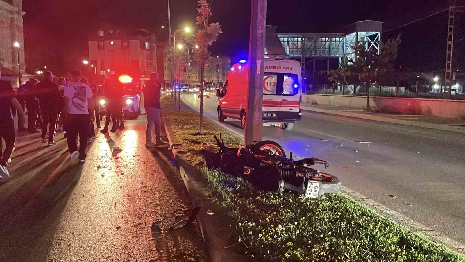 sivasta aydinlatma diregine carpan motosikletteki 2 kisi yola savruldu 2 agir yarali 3 jLk82UQT