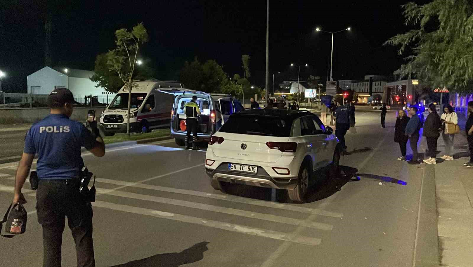 sivasta aydinlatma diregine carpan motosikletteki 2 kisi yola savruldu 2 agir yarali 4 C8qLZ2qT