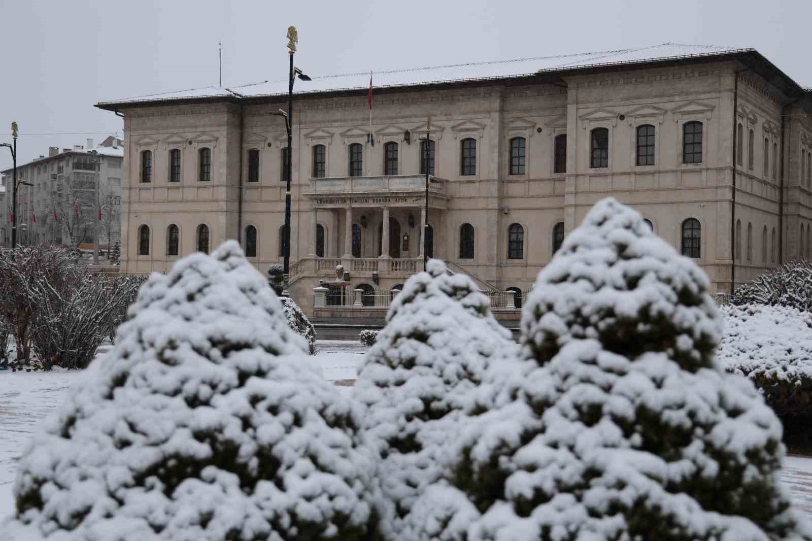 Sivas’ta beklenen kar yağdı, Tarihi Kent Meydanı beyaza büründü 4 sivasta beklenen kar yagdi tarihi kent meydani beyaza burundu 0 6DwLPrdf