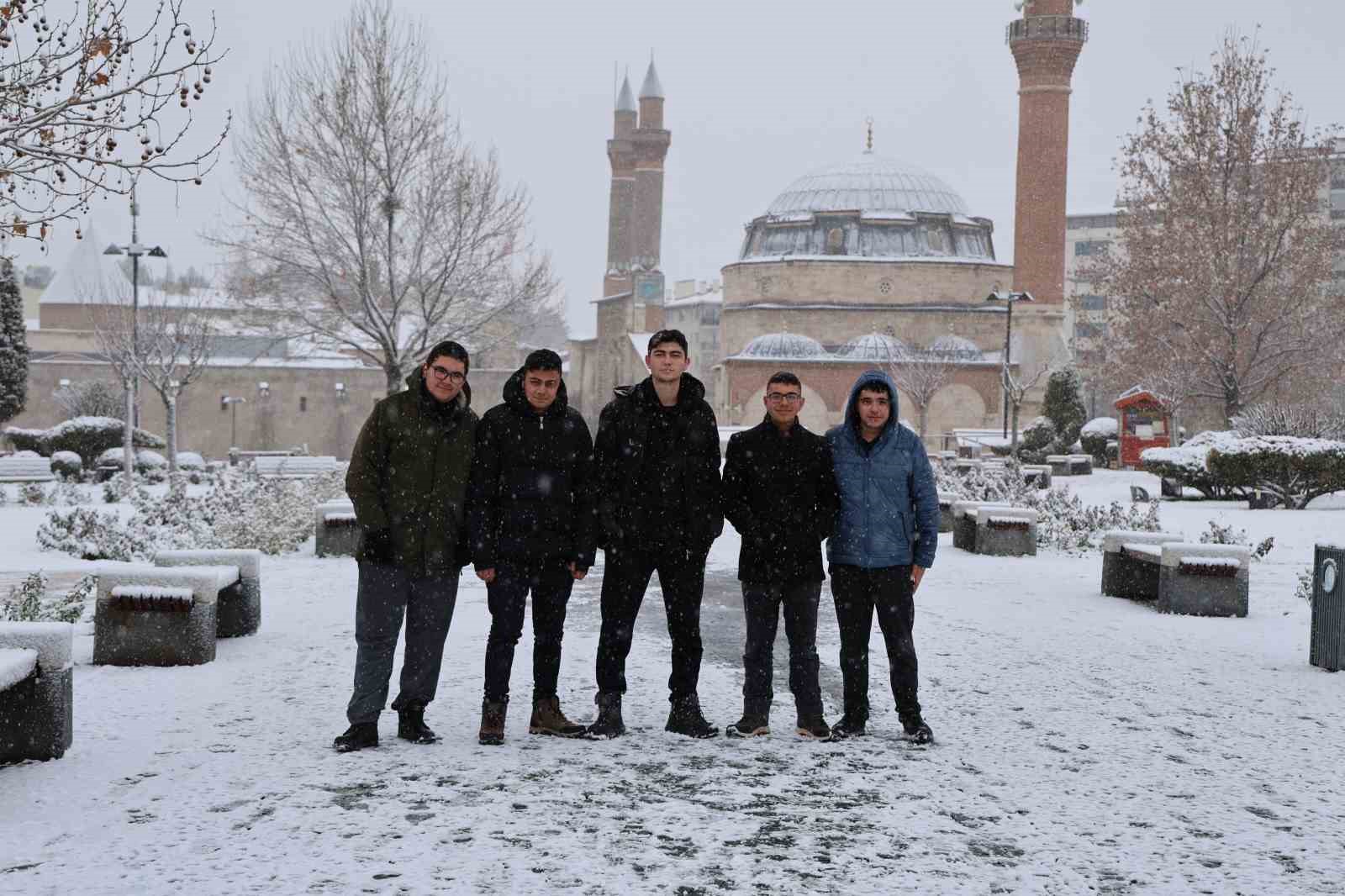Sivas’ta beklenen kar yağdı, Tarihi Kent Meydanı beyaza büründü 5 sivasta beklenen kar yagdi tarihi kent meydani beyaza burundu 1 gJ6bWqwD