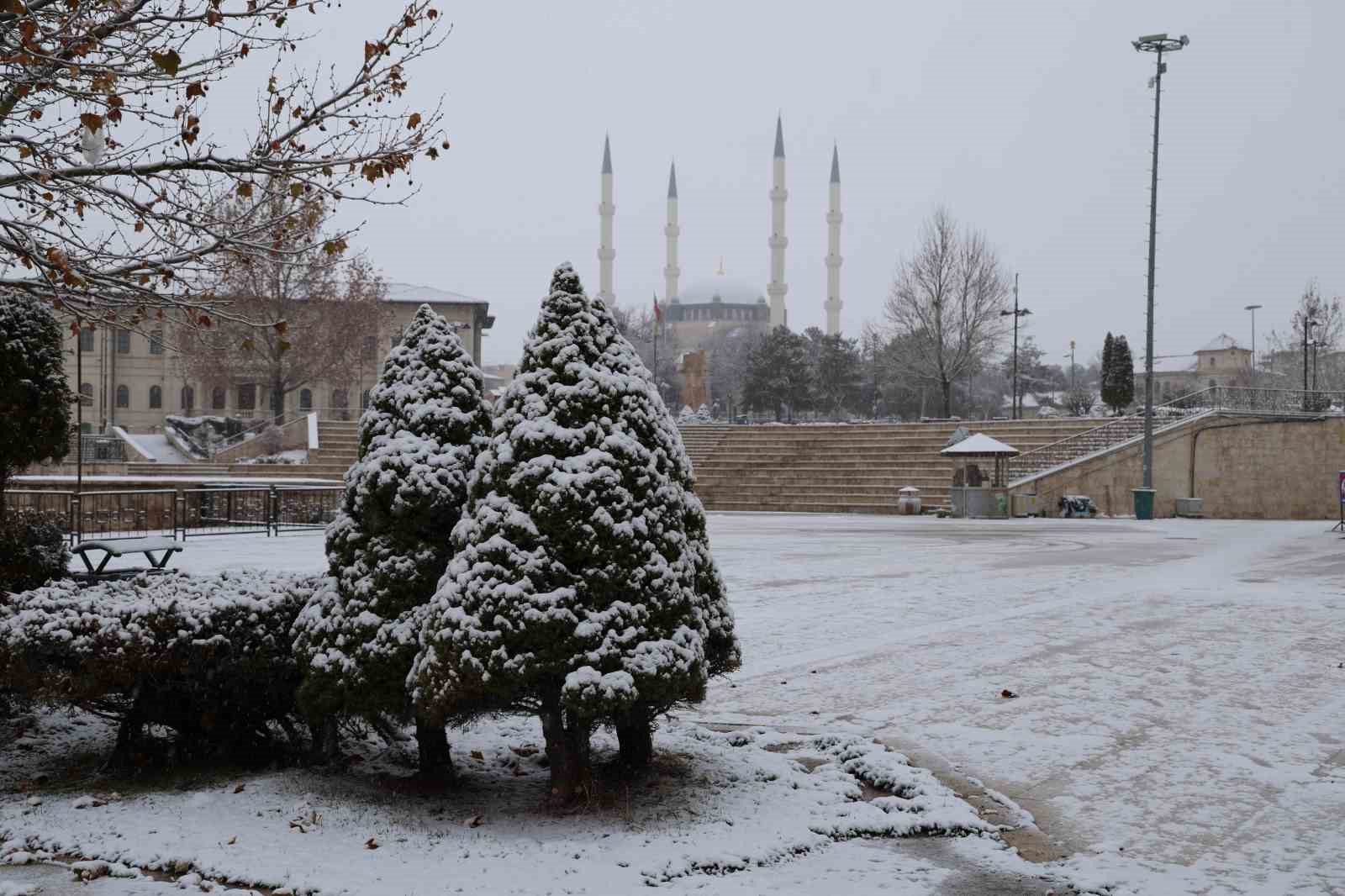 Sivas’ta beklenen kar yağdı, Tarihi Kent Meydanı beyaza büründü 8 sivasta beklenen kar yagdi tarihi kent meydani beyaza burundu 4 71T1qqnL