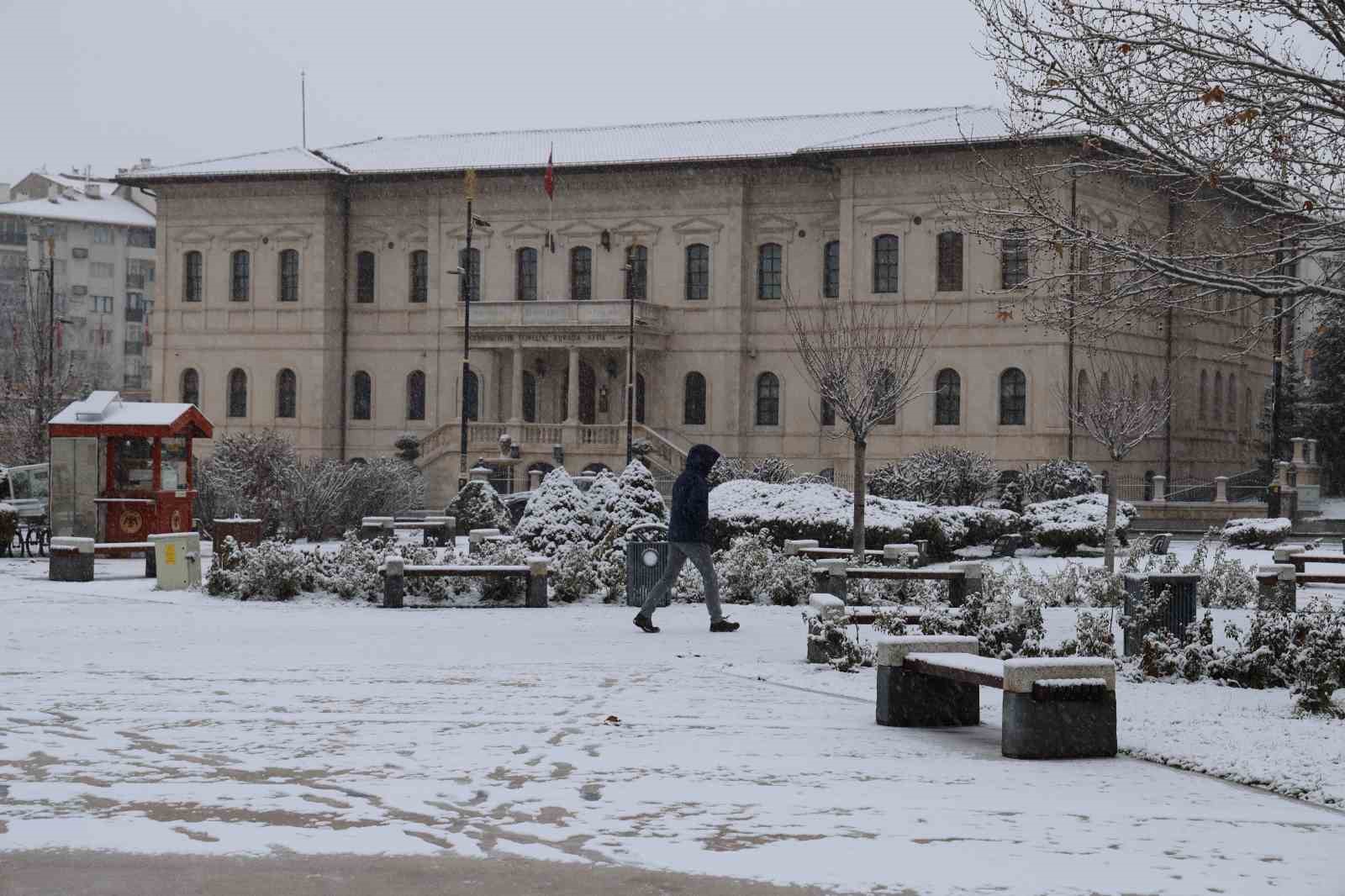 Sivas’ta beklenen kar yağdı, Tarihi Kent Meydanı beyaza büründü 9 sivasta beklenen kar yagdi tarihi kent meydani beyaza burundu 5 7lcLin8p