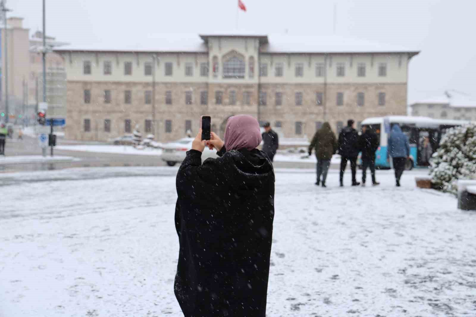 Sivas’ta beklenen kar yağdı, Tarihi Kent Meydanı beyaza büründü 10 sivasta beklenen kar yagdi tarihi kent meydani beyaza burundu 6 yWYmevWJ
