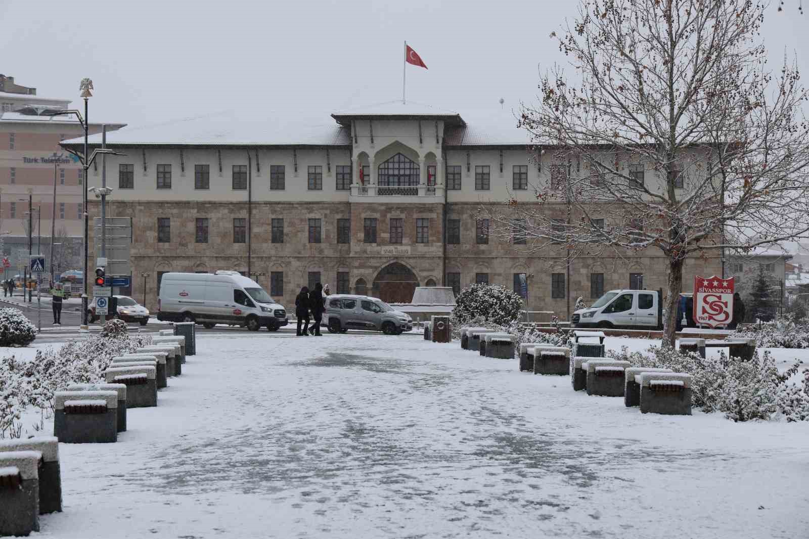 Sivas’ta beklenen kar yağdı, Tarihi Kent Meydanı beyaza büründü 13 sivasta beklenen kar yagdi tarihi kent meydani beyaza burundu 9 A5j7eTuf