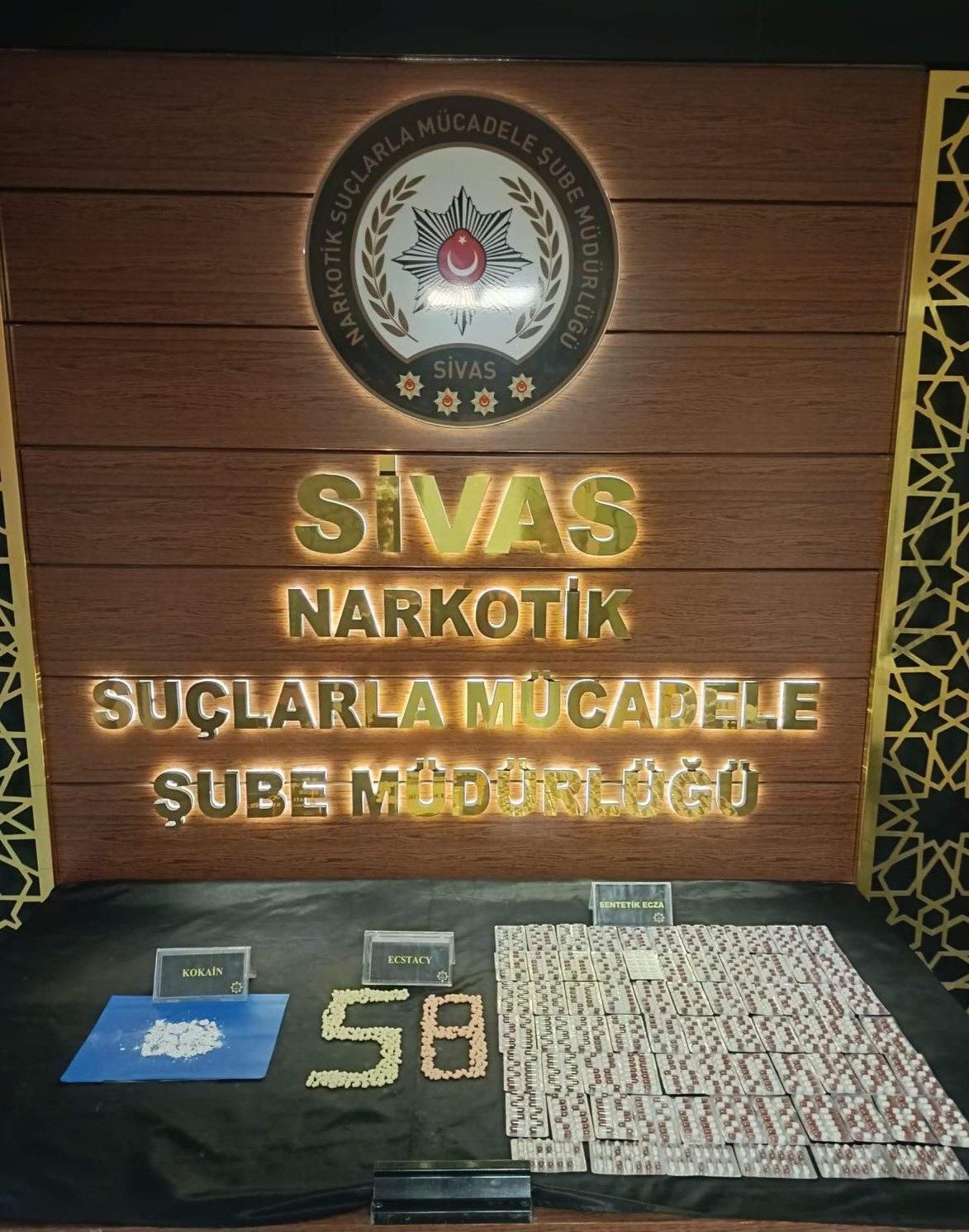 Sivas’ta binlerce uyuşturucu hap ele geçirildi, 2 şüpheli tutuklandı 4 sivasta binlerce uyusturucu hap ele gecirildi 2 supheli tutuklandi 0 OTnmDTiH