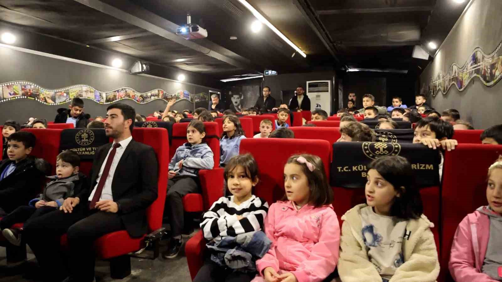 sivasta bircok cocuk ilk kez sinemayla tanisti 4 TOIqGAIE